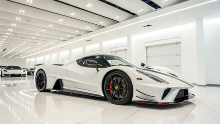 Роскошный SSC Tuatara демонстрирует высочайшую скорость и элегантность в своем автосалоне. Генеративный искусственный интеллект - RomanZ