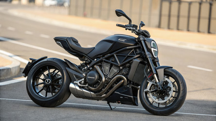 Черный мотоцикл Ducati Xdiavel припаркован на городской улице. Генеративный искусственный интеллект - RomanZ
