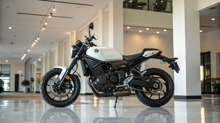 Мотоцикл Yamaha XSR представлен в стильном выставочном зале. Генеративный искусственный интеллект - RomanZ