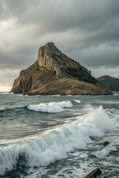 Скалистый остров поднимается из моря во время прилива. Генеративный ИИ - RomanZ