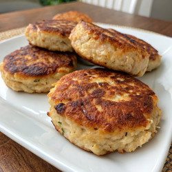 Вкусные куриные котлеты на белой тарелке. Генеративный ИИ - RomanZ