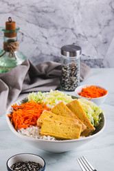 Миска риса с жареным тофу, китайской капустой и морковью на столе (вид сверху) - Elena Rui