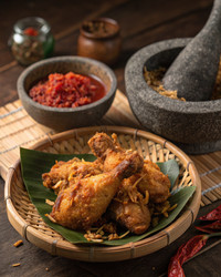 Сочная жареная курица по-деревенски, подается на традиционной тарелке. Генеративный искусственный интеллект - RomanZ