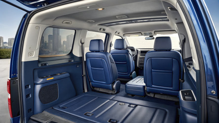 Просторный синий салон фургона GMC Savana для комфортных поездок. Генеративный искусственный интеллект - RomanZ