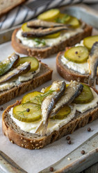 Крупный план шпротов на ржаном хлебе с солеными огурцами и сливками. Генеративный ИИ - RomanZ