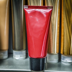 Крем для блеска волос Red Cream Shine Tuberz выставлен на полке магазина. Генеративный ИИ - RomanZ
