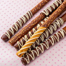Вкусные золотистые палочки из кренделя, покрытые молочным шоколадом. Генеративный искусственный интеллект - RomanZ
