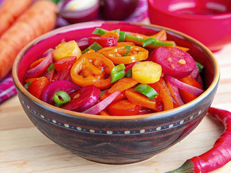 Вкусная и красочная смесь маринованных овощей, приготовленная из свежих ингредиентов. Генеративный искусственный интеллект - RomanZ