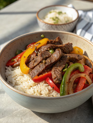 Вкусное блюдо из говядины с перцем и рисом, подается с разноцветными овощами. Генеративный искусственный интеллект - RomanZ