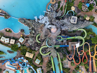 7 июля 2026 года. Полет дрона над аквапарком Volcano Bay с видом на вулкан, бассейны, горки и проезжую часть автомагистрали в Орландо, Флорида, США - EOS_Canon