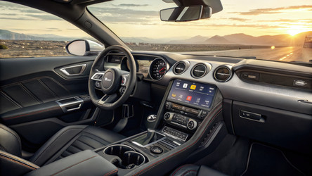 Вид приборной панели Ford Mustang на фоне заката. Генеративный ИИ - RomanZ