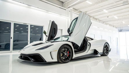 Роскошный спортивный автомобиль с открытыми дверями в современном автосалоне. Генеративный искусственный интеллект - RomanZ
