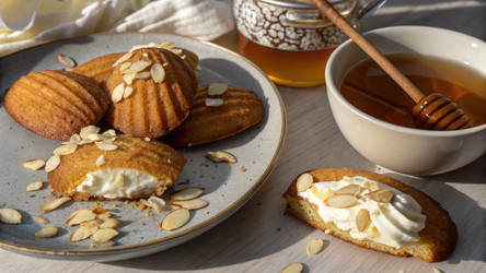 Вкуснейшие миндально-медовые мадленки на тарелке. Генеративный искусственный интеллект - RomanZ