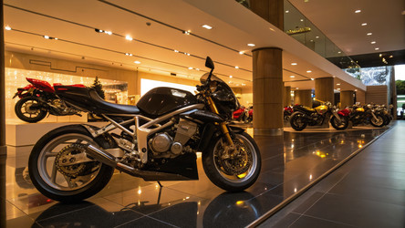 Вид сбоку на мотоцикл Honda Firestorm IRZ в современном автосалоне. Генеративный искусственный интеллект - RomanZ