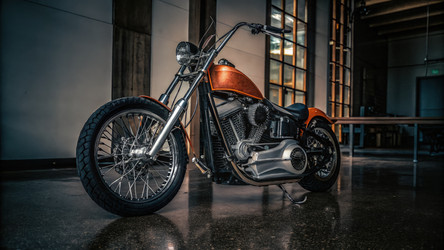 Мотоциклы Orange Custom демонстрируют дизайн и мастерство исполнения. Генеративный искусственный интеллект - RomanZ