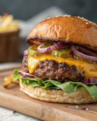Рецепт восхитительных бургеров «Crack Burgers» крупным планом для домашней кухни. Генеративный ИИ - RomanZ