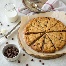 Свежеиспеченный бисквитный торт с шоколадной крошкой и молоком. Генеративный ИИ - RomanZ