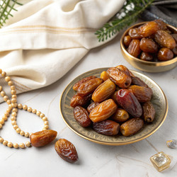 Вкусные финики, подаваемые во время празднования Рамадана. Генеративный ИИ - RomanZ
