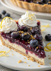 Вкусный черничный пирог без выпечки, поданный на белой тарелке. Генеративный искусственный интеллект - RomanZ