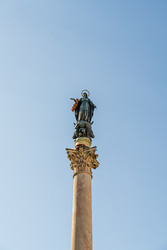 Рим, Италия. Колонна Непорочного Зачатия — памятник XIX века в центре Рима, посвященный Пресвятой Деве Марии, расположенный на площади Миньянелли - NikitaMaykov