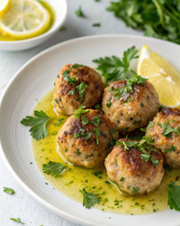 Фрикадельки из курицы пикката, украшенные зеленью и лимоном. Генеративный искусственный интеллект - RomanZ