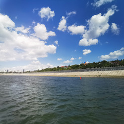Вид с реки на бетонную набережную Уфы и холм с памятником Салавату Юлаеву - Anna_m