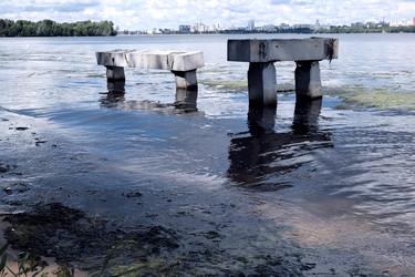 Бетонные основания, опоры в воде на фоне города по другую сторону реки. Россия Воронеж Июль 11 2026 г - VitalySh