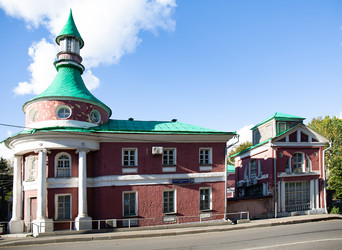 Красивая старинная церковь на оживленной улице в центральном районе Москвы летом - Koralex2014