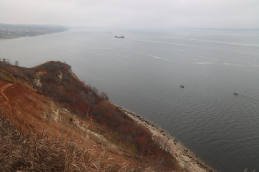 Камское устье. Панорамный вид с высокого красного обрывистого берега на широкую серую реку в туманный день - Photographie