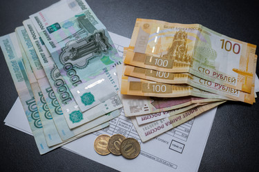 Российские рубли и монеты на счетах за коммунальные услуги - DanaTrubinsh