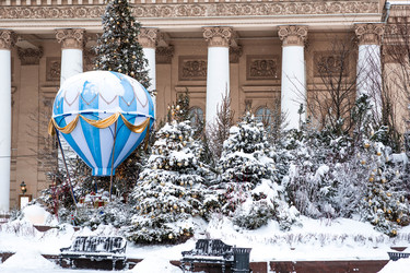Воздушный шар и рождественские елки. Праздничная иллюминация в Москве возле Большого театра. Концепция оформления к Новому году 2027 - PhotoJuli