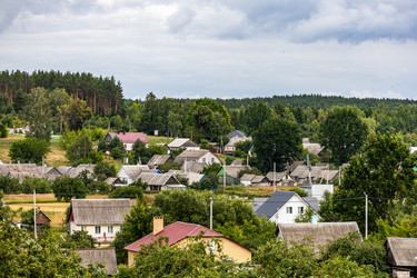 Панорама загородного поселка среди леса — уютные дома и зеленые холмы - Derbis