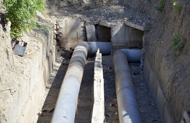 Ремонт и замена городских и подземных коммуникаций. Отопление и водоснабжение. Старые металлические трубы заменяются новыми пластиковыми - Dimasik_85