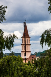 Церковная башня среди деревьев, архитектура Беларуси - Derbis