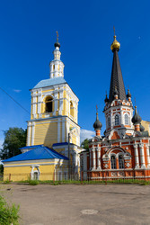 Колокольня церкви Святого Николая в Смоленске, Россия. Пример древнерусской религиозной архитектуры. Исторический памятник - gumbao