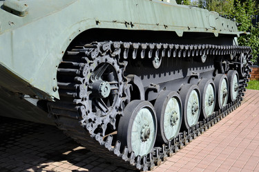 Ходовая часть Боевой машины пехоты. Гусеничная лента Ведущие и попорные катки. Россия Воронежская обл Июль 16 2026 г.JPG.JPG - VitalySh