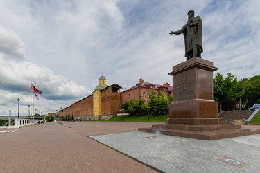 Памятник князю Владимиру на набережной Днепра в Смоленске, Россия - gumbao