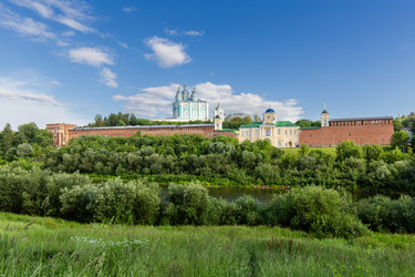 Крепостная стена Смоленского Кремля и Успенский собор, Россия - gumbao