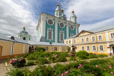 Строительство Успенского собора в Смоленске, Россия. Православный храм - gumbao