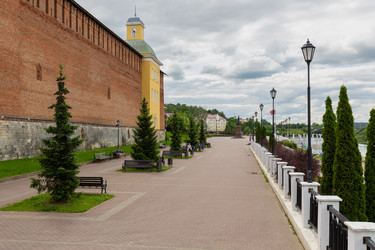 Красная кирпичная крепостная стена Смоленского Кремля и набережная Днепра, разделяющего город на две части и являющегося одной из крупнейших рек Европы. Памятник русской архитектуры - gumbao