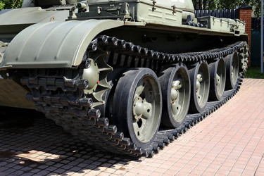 Ходовая часть танка Т80. Гусеничная лента Ведущие и попорные катки. Россия Воронежская обл Июль 16 2026 г - VitalySh