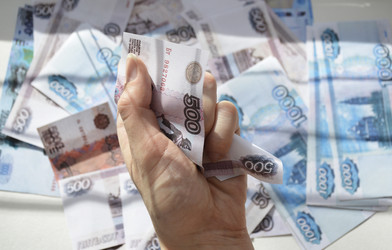 Женская рука держит помятую российскую рублевую банкноту. Концепция девальвации российской валюты. Заработок женщин в интернете. Платежи, долги, взятки, коррупция и платежи - Dimasik_85