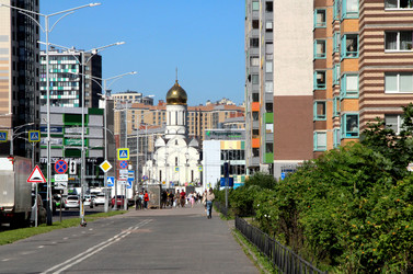 Улица с видом на белую церковь. Кудрово. Ленинградская область. Июль 2026г - Zauberfloten