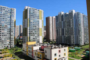 Детский сад в окружении плотной городской застройки. Кудрово. Ленинградская область. Июль 2026г - Zauberfloten