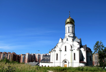 Церковь святого Апостола и Евангелиста Иоанна Богослова на фоне городской застройки. Кудрово. Ленинградская область. Июль 2026г - Zauberfloten
