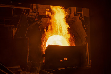 A working open-hearth furnace at a metallurgical plant. Hot steel smeltingНа металлургическом комбинате. Выплавка горячей стали - kostya6969