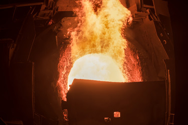 A working open-hearth furnace at a metallurgical plant. Hot steel smeltingНа металлургическом комбинате. Выплавка горячей стали - kostya6969