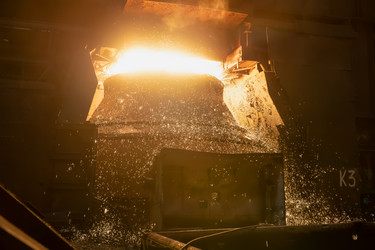 A working open-hearth furnace at a metallurgical plant. Hot steel smeltingНа металлургическом комбинате. Выплавка горячей стали - kostya6969