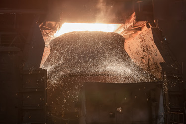 A working open-hearth furnace at a metallurgical plant. Hot steel smeltingНа металлургическом комбинате. Выплавка горячей стали - kostya6969