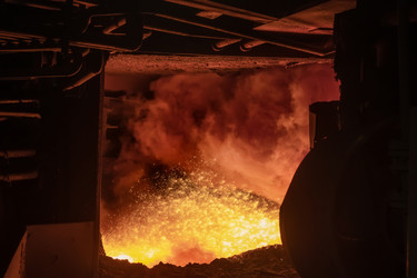 A working open-hearth furnace at a metallurgical plant. Hot steel smeltingНа металлургическом комбинате. Выплавка горячей стали - kostya6969